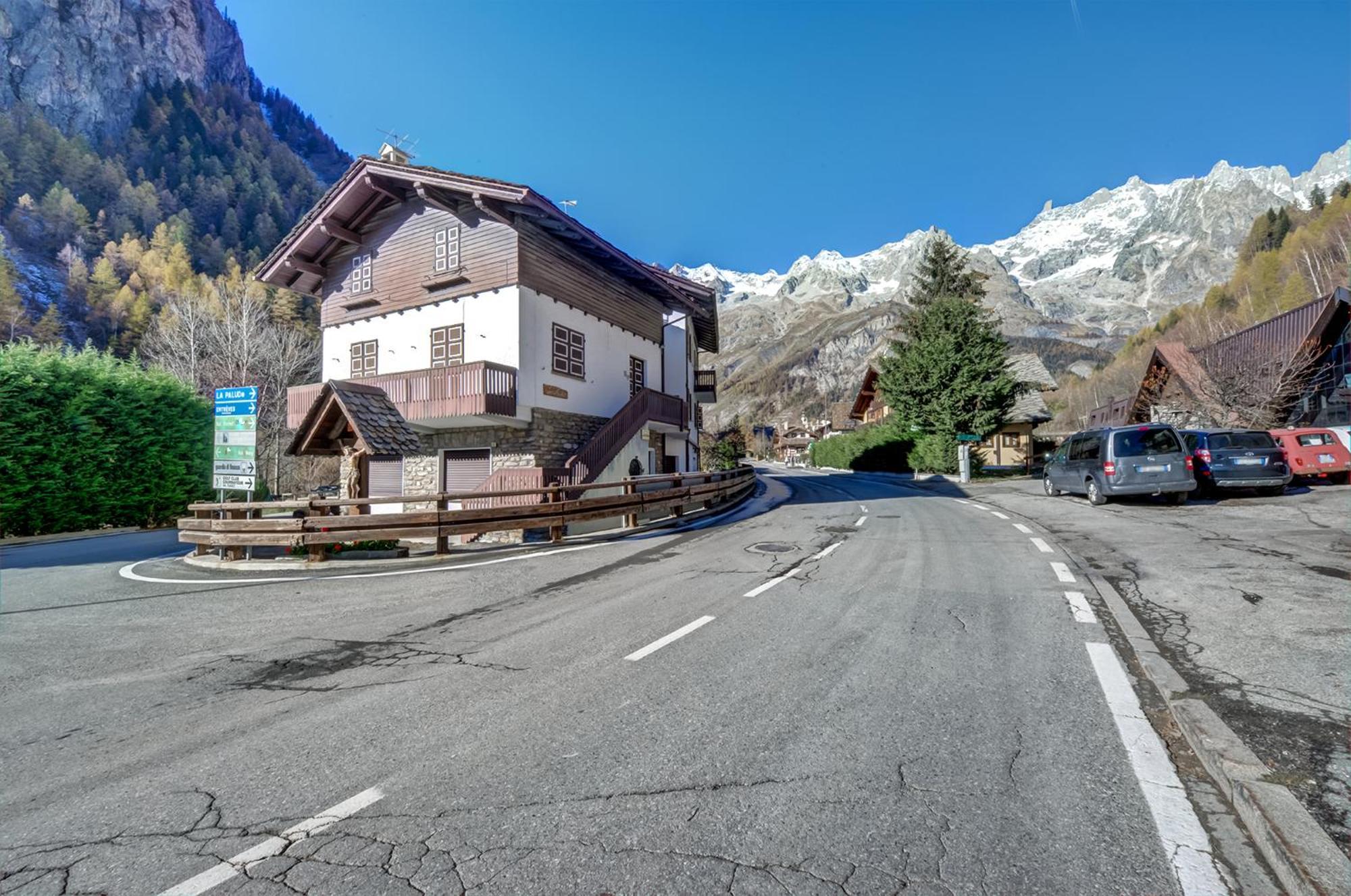Casa Entreves - Ristrutturata Con Parcheggio กูร์มาเยอร์ ภายนอก รูปภาพ