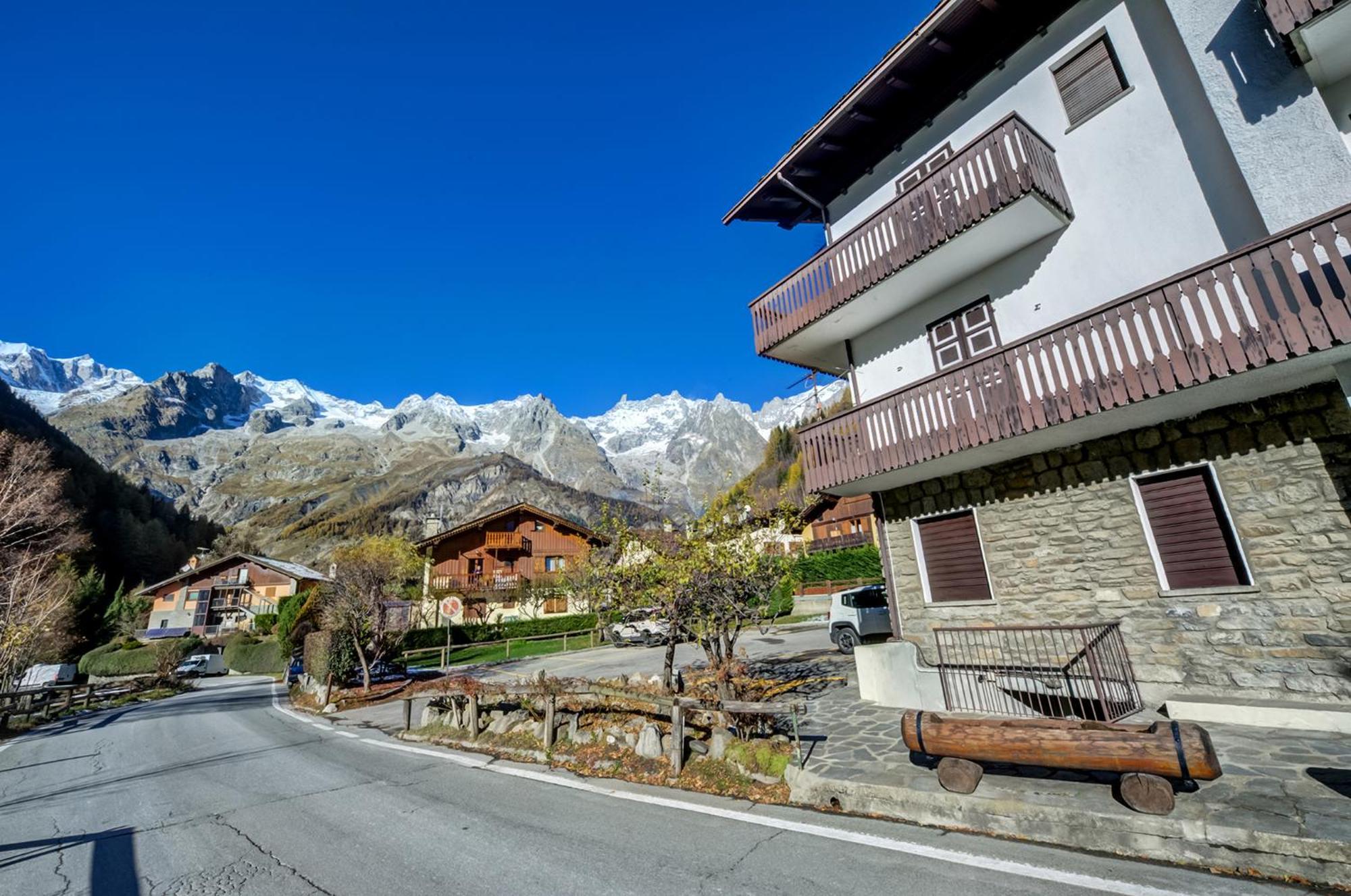 Casa Entreves - Ristrutturata Con Parcheggio กูร์มาเยอร์ ภายนอก รูปภาพ