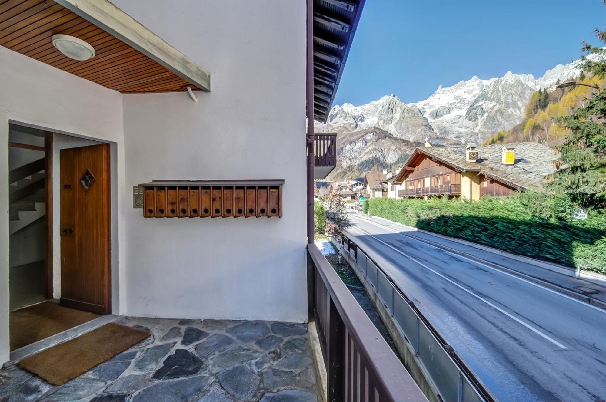 Casa Entreves - Ristrutturata Con Parcheggio กูร์มาเยอร์ ภายนอก รูปภาพ